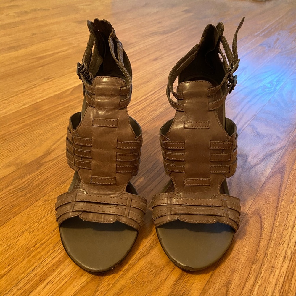 Gianni Bini Heels. Taupe color